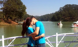 Trao nhau nụ hôn say đắm trên cầu khóa tình yêu