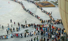 Bức ảnh này được chụp vào khoảng 7 giờ 40 phút sáng khi đám đông sinh viên đã xếp thành một hàng dài bên ngoài thư viện ĐH Tài chính và Kinh doanh Nam Kinh (Giang Tô, Trung Quốc). 