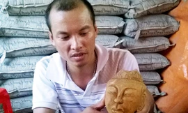 Chiếc đầu tượng cổ được phát hiện khi đào móng nhà. 