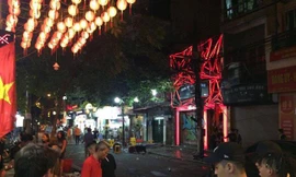 Ghế nhựa, vỏ chai ngổn ngang sau vụ hỗn chiến.