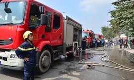 Lực lượng PCCC có mặt tại hiện trường dập lửa.