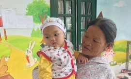 Bé trai được bàn giao cho bà ngoại.