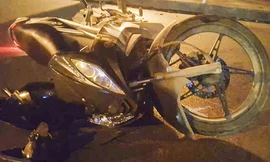 Chiếc xe máy của hai nam sinh bị hư hỏng nặng. Ảnh: Gia đình nạn nhân cung cấp