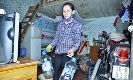 Chị Mười sử dụng can để trữ nước sinh hoạt hàng ngày. Ảnh Thanh Hà