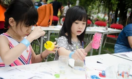 Dịp nghỉ lễ 30/4-1/5 kéo dài, thời tiết mát mẻ khiến nhiều khu vui chơi, công viên tại Thủ đô trở nên đông đúc.