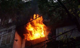 Hà Nội: Cháy lớn trên phố Lạc Nghiệp, khói đen bốc nghi ngút