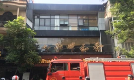 Lực lượng PCCC huy động 2 xe chữa cháy đến hiện trường dập lửa.