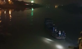 Tìm kiếm chiếc xe sau khi lao xuống sông.