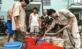 Khoảng 200 hộ dân với hàng nghìn nhân khẩu sống tại chung cư B15 Đại Kim hằng ngày phải thay nhau xách nước sinh hoạt lên căn hộ.