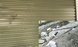 Cửa nhà dân bị đâm chém hư hỏng và nhiều dao kiếm, phóng lợn các đối tượng vứt lại hiện trường.