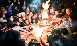 Già trẻ, gái trai chạy đua xin lửa lấy may đầu năm mới