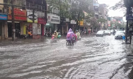 Nhiều đường ở Hà Nội ngập nặng, ùn tắc sau cơn mưa lớn