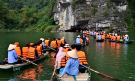 Chen chân ở bến thuyền vãn cảnh Tràng An