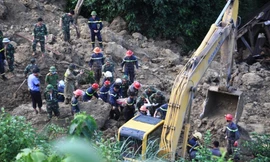 Dùng chó nghiệp vụ tìm kiếm nạn nhân bị vùi lấp ở Hòa Bình