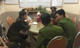 Công an làm việc với bảo vệ bệnh viện.