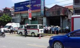 Nhiều xe cứu thương được huy động đến đưa người bị nạn đi cấp cứu.