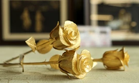 Hoa hồng bằng vàng 24k giá 200 triệu đồng