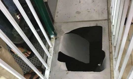 Khu vực cháu Nghĩa bị rơi xuống hầm để xe. Ảnh laocaionline