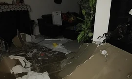 Khoảng 19h30 ngày 7/6, một căn hộ tại tòa CT1 chung cư Usilk City bất ngờ bị bục đường ống nước trên trần nhà.