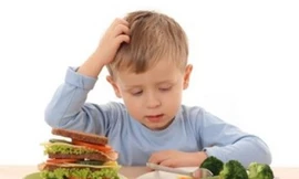 Bé nên tránh thực phẩm nào trong những năm đầu đời?