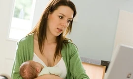 Sau sinh, các bà mẹ trẻ tìm đến Facebook để thư giãn nhiều hơn