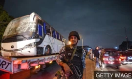 Chiếc xe chở đoàn du khách Việt bị hư hỏng nặng sau khi trúng bom. (Ảnh: Getty Images)