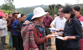 UBMTTQ VN tỉnh Bình Dương tặng quà cho bà con xã Ngọc Tụ