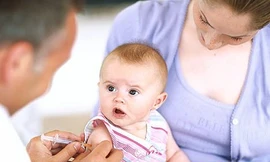 Được giữ ấm, trẻ sơ sinh giảm đau khi tiêm chủng
