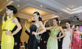 Các nữ thí sinh trong giải Siêu mẫu 2012 đang trình diễn