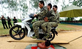 Đặc công phô diễn cơ thể mình đồng da sắt