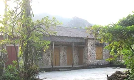 Giở trò với sơn nữ 14 tuổi trong nhà hoang