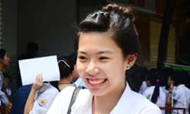 Sĩ tử cười tươi sau giờ thi môn Ngữ Văn