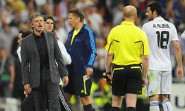 Mourinho bị treo giò năm trận