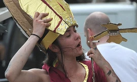 Nữ sinh bán nude, giả dạng giáo hoàng