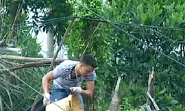 Đối tượng đang thực hiện hành vi pha chế xăng dầu trái phép