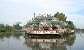 Độc đáo ngôi miếu nổi giữa sông Vàm Thuật
