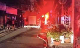 Kho nhựa ở TPHCM bốc cháy dữ dội 