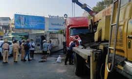 Xe container lật nhào ở trung tâm thành phố, giao thông tê liệt