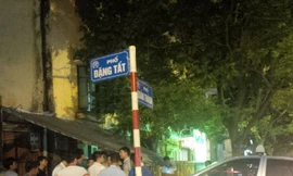 Taxi há toác đầu dính chặt vào cột mốc