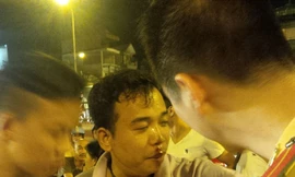 Ngã gãy răng sau khi va chạm với taxi