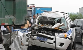 Chiếc xe của lực lượng CSGT gặp nạn tại hiện trường. Ảnh: Xuân Linh