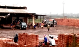 Gạch bị vận chuyển ra khỏi nhà máy sau vụ lộn xộn