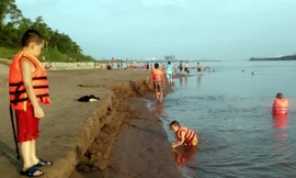 Bãi tắm sông Hồng đông như bãi biển 