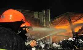 Lính cứu hỏa tích cực nhưng bất lực trước đám cháy quá lớn