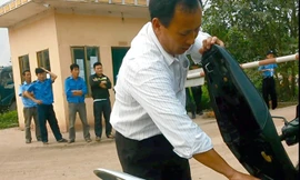 Đối tượng cướp điện thoại của phóng viên rồi cho vào cốp xe