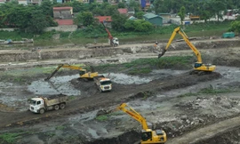 Công trình hồ Biển Bạch đang gấp rút hoàn thiện để chào mừng ngày giải phóng thành phố. Ảnh Minh Đức