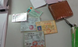 CSGT nhặt được ví chứa nhiều giấy tờ