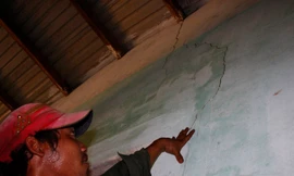 Hàng loạt nhà nứt toác sau động đất