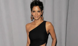 Halle Berry táo bạo với váy lệch vai, hở bụng