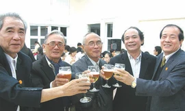 5 nhà thơ: Nguyễn Hoa, Thiếu Khanh, Hoàng Hưng, Nguyễn Trọng Tạo, Hữu Thỉnh. Ảnh do nhà thơ Nguyễn Trọng Tạo cung cấp